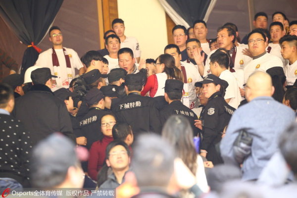  圣埃蒂安德比战火药味十足，双方球迷冲突引发关注
